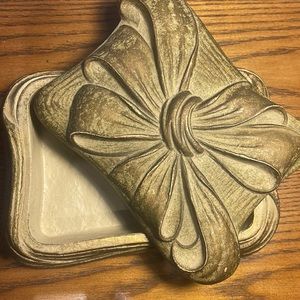 Vintage molded wood pulp carved box – Syroco Wood memory box